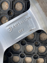 Laden Sie das Bild in den Galerie-Viewer, 1x Alufelge 17 Zoll 6.5" 5x112 44ET Glanz Silber A1774011200 Mercedes-Benz Cla FEL8504956088nd