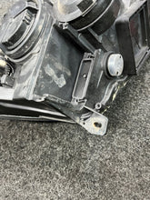 Laden Sie das Bild in den Galerie-Viewer, Frontscheinwerfer Opel Vectra C 89312279 Links Scheinwerfer Headlight SCH5208559156ol