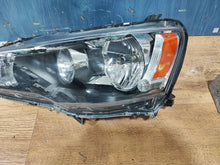 Laden Sie das Bild in den Galerie-Viewer, Frontscheinwerfer Mitsubishi Lancer VIII I 8301C3-37 Vorderseite Headlight SCH2312697204db