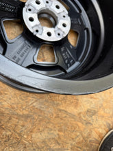 Laden Sie das Bild in den Galerie-Viewer, 1x Alufelge 17 Zoll 7.5" 5x112 43ET 6898036 BMW 1 Rim Wheel FEL3723641032ph