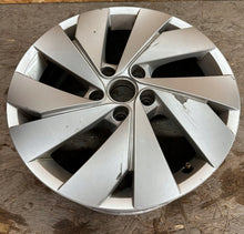 Load image into Gallery viewer, 1x Alufelge 17 Zoll 6.5" 5x112 46ET Glanz Silber 5H0601025B VW Golf Viii FEL8039342189fz