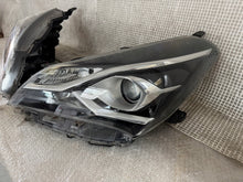 Laden Sie das Bild in den Galerie-Viewer, Frontscheinwerfer Toyota Yaris Ein Satz Scheinwerfer Headlight SCH8705822657as