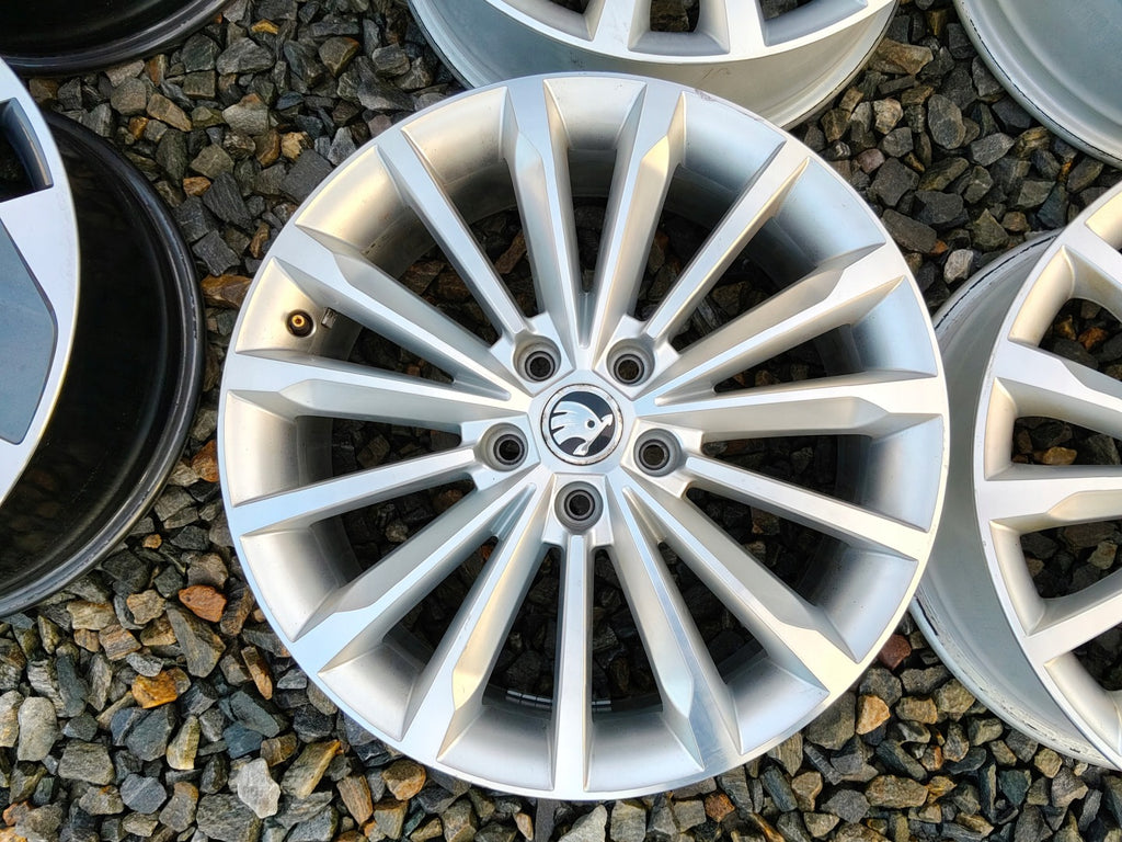 4x Alufelge 18 Zoll 7.0" 5x112 43ET Glanz Silber 565601025E Skoda I Rim Wheel FEL9809448297fn