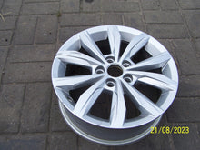 Laden Sie das Bild in den Galerie-Viewer, 1x Alufelge 15 Zoll 5.5&quot; 5x112 40ET Silber 2GO601025 Vw Rim Wheel