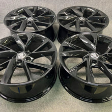 Laden Sie das Bild in den Galerie-Viewer, 4x Alufelge 19 Zoll 8.0" 5x112 44ET Glanz Schwarz 3V0601025AP Mg Superb FEL6694470265rg