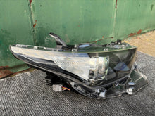 Laden Sie das Bild in den Galerie-Viewer, Frontscheinwerfer Toyota Auris 90070909 8111002K30 Rechts Scheinwerfer Headlight SCH3015425764zi