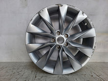Laden Sie das Bild in den Galerie-Viewer, 1x Alufelge 19 Zoll 8.0&quot; 5x112 45ET Glanz Silber 5LA601025 Skoda Rim Wheel