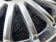 Laden Sie das Bild in den Galerie-Viewer, 1x Alufelge 17 Zoll 7.5&quot; 5x108 43ET Silber 8672088 Volvo Rim Wheel