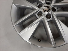 Laden Sie das Bild in den Galerie-Viewer, 1x Alufelge 17 Zoll 7.0&quot; 5x100 46ET Glanz Silber 6V0601025 Skoda Fabia Iii
