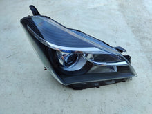 Laden Sie das Bild in den Galerie-Viewer, Frontscheinwerfer Toyota Yaris FPW1718 Rechts Scheinwerfer Headlight SCH8010717866jz