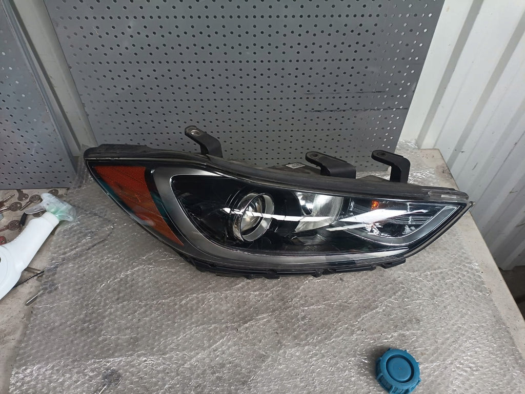 Frontscheinwerfer Hyundai Elantra 92102F26 Rechts Scheinwerfer Headlight