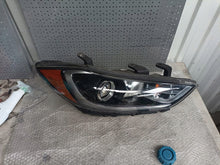 Load image into Gallery viewer, Frontscheinwerfer Hyundai Elantra 92102F26 Rechts Scheinwerfer Headlight