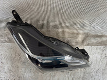 Laden Sie das Bild in den Galerie-Viewer, Frontscheinwerfer Toyota Yaris Rechts Scheinwerfer Headlight SCH1491694924cd