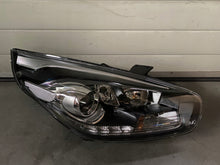 Laden Sie das Bild in den Galerie-Viewer, Frontscheinwerfer Kia Carens IV 92102-A4 Xenon Rechts Scheinwerfer Headlight