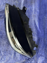 Load image into Gallery viewer, Frontscheinwerfer VW 11B941036G 1B941035G Ein Stück (Rechts oder Links) SCH6858369466px