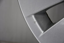Laden Sie das Bild in den Galerie-Viewer, 1x Alufelge 18 Zoll 8.0" 5x120 30ET Glanz Silber 6775777 BMW 1 Rim Wheel FEL5682138207id
