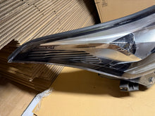 Laden Sie das Bild in den Galerie-Viewer, Frontscheinwerfer Toyota Chr 81130F4390 Rechts Scheinwerfer Headlight SCH6552256749px