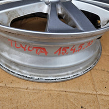 Laden Sie das Bild in den Galerie-Viewer, 1x Alufelge 15 Zoll 4.5" 4x100 35ET Glanz Silber 426110H040 Toyota Yaris FEL3105846716xt