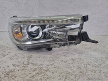 Laden Sie das Bild in den Galerie-Viewer, Frontscheinwerfer Toyota Hilux VIII MKE174 Rechts Scheinwerfer Headlight SCH2279865543ty