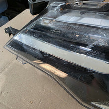 Laden Sie das Bild in den Galerie-Viewer, Frontscheinwerfer Toyota Corolla 81150-02L50 Ein Stück (Rechts oder Links)