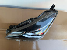 Laden Sie das Bild in den Galerie-Viewer, Frontscheinwerfer Toyota Yaris 81170-0DK10 LED Links Scheinwerfer Headlight SCH8165700695ub