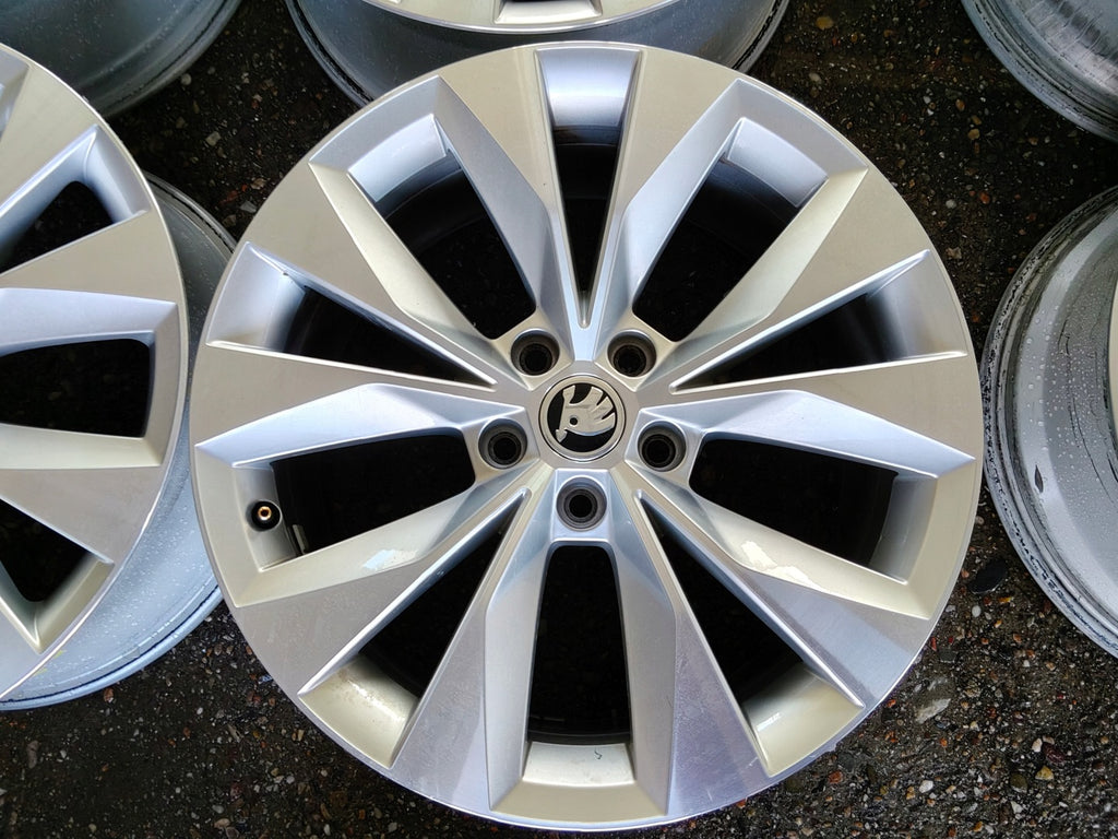 4x Alufelge 18 Zoll 8.0" 5x112 44ET Glanz Silber 3V0601025R Skoda Superb I FEL9438108995vs