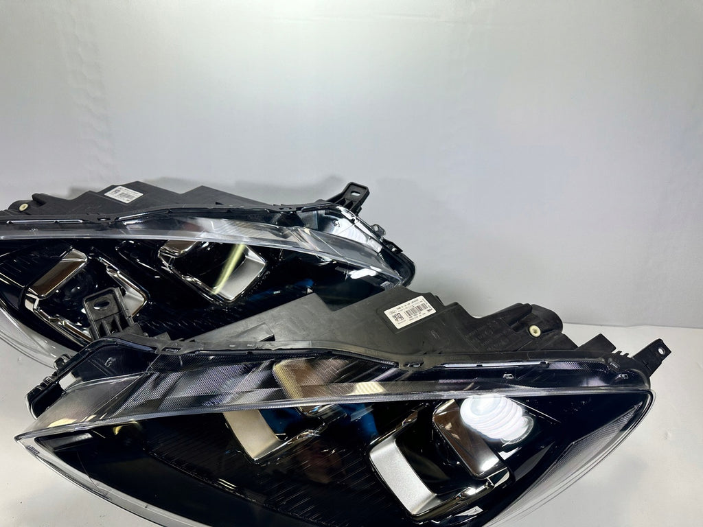 Frontscheinwerfer Ford Kuga LV4B-13E017-AR LV4B-13E016-AR Rechts oder Links SCH8963411679lv