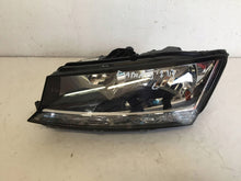 Laden Sie das Bild in den Galerie-Viewer, Frontscheinwerfer Skoda Fabia III 6V1941015D Ein Stück (Rechts oder Links)