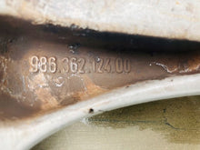 Laden Sie das Bild in den Galerie-Viewer, 1x Alufelge 17 Zoll 7.0&quot; 5x130 45ET Glanz Silber 98636212400 Porsche Boxster