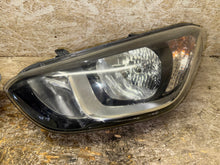 Load image into Gallery viewer, Frontscheinwerfer Hyundai I20 Ein Satz Scheinwerfer Headlight