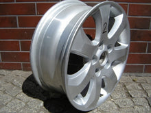Laden Sie das Bild in den Galerie-Viewer, 1x Alufelge 16 Zoll 6.5&quot; 5x114.3 46ET Glanz Silber 52910-20200 Kia Carens