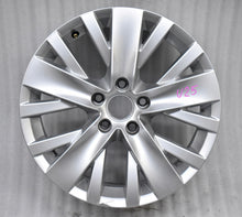 Laden Sie das Bild in den Galerie-Viewer, 1x Alufelge 17 Zoll 7.0&quot; 5x112 43ET Glanz Silber 5N0601025AC VW Tiguan Rim Wheel