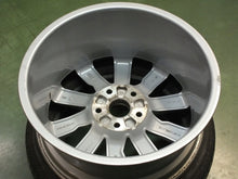 Laden Sie das Bild in den Galerie-Viewer, 1x Alufelge 17 Zoll 7.5&quot; 5x112 43ET Glanz Silber 8V0601025 Audi Rim Wheel