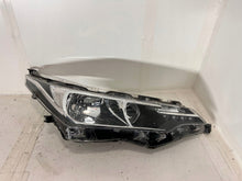 Laden Sie das Bild in den Galerie-Viewer, Frontscheinwerfer Toyota Corolla 16742F 8111002L50 300420181300186405752 Rechts SCH5131800141uv
