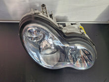 Laden Sie das Bild in den Galerie-Viewer, Frontscheinwerfer Mercedes-Benz W203 A2038203861 Xenon Rechts Headlight SCH1497427213gu