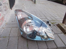 Laden Sie das Bild in den Galerie-Viewer, Frontscheinwerfer Toyota Corolla Verso Rechts Scheinwerfer Headlight SCH4701995812uv