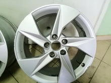 Load image into Gallery viewer, 1x Alufelge 17 Zoll 8.0&quot; 5x112 46ET 8Y0601025A Audi A3 Rim Wheel