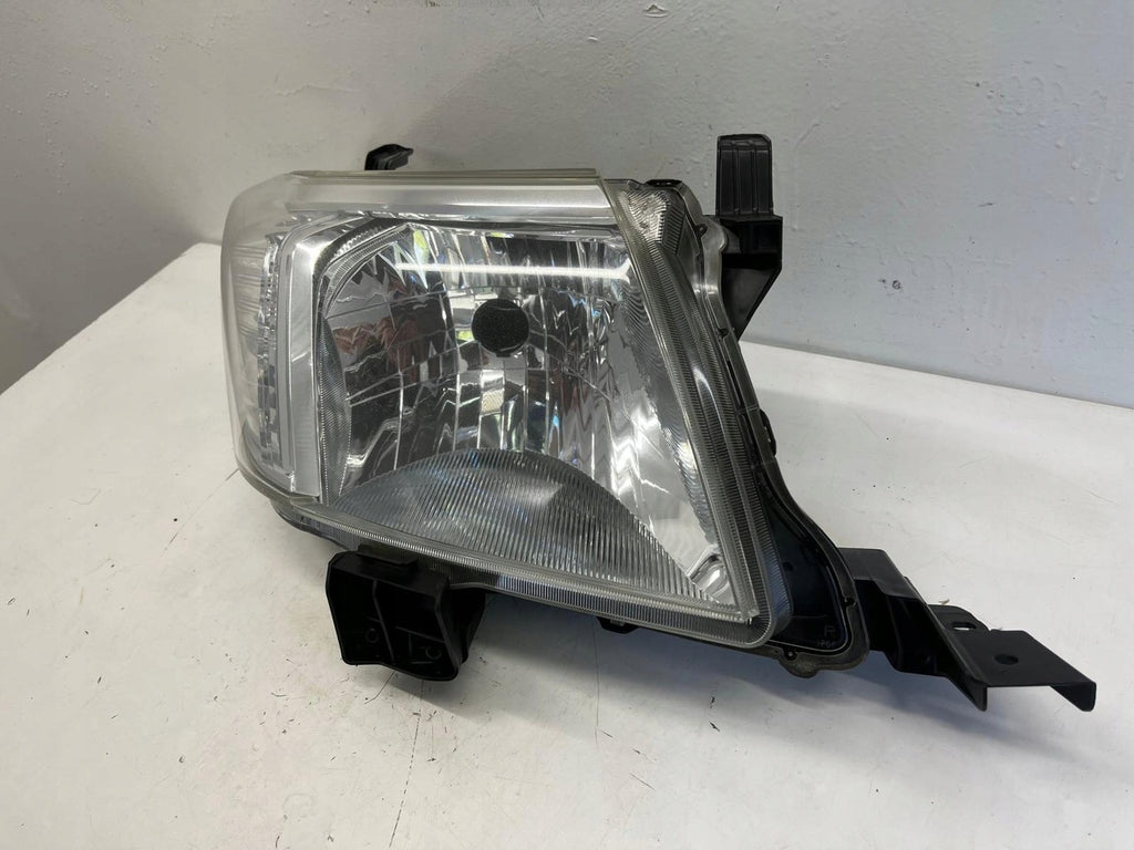 Frontscheinwerfer Toyota Hilux Rechts Scheinwerfer Headlight SCH8760258555zx