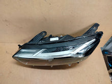 Laden Sie das Bild in den Galerie-Viewer, Frontscheinwerfer Dacia Sandero III Logan 260607161R Links Headlight