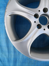 Laden Sie das Bild in den Galerie-Viewer, 1x Alufelge 18 Zoll 7.5" 5x112 44ET Glanz Silber A2054018800 Mercedes-Benz W205 FEL9601851537ni