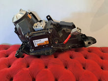 Laden Sie das Bild in den Galerie-Viewer, Frontscheinwerfer Toyota 39000-60082 Xenon Links Scheinwerfer Headlight SCH7690741259os