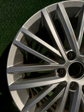 Laden Sie das Bild in den Galerie-Viewer, 1x Alufelge 17 Zoll 7.0" 5x112 54ET Glanz Silber 5K7601025A VW Golf VI I FEL9582802783dr