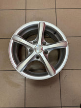 Load image into Gallery viewer, 1x Alufelge 15 Zoll 6.0" 5x114.3 40ET Glanz Silber Rim Wheel FEL4881412137xb