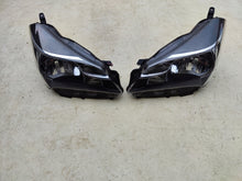 Laden Sie das Bild in den Galerie-Viewer, Frontscheinwerfer Toyota Yaris 81110-0D35006 Ein Stück (Rechts oder Links)