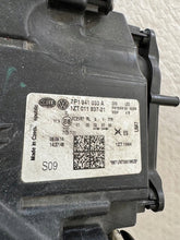 Laden Sie das Bild in den Galerie-Viewer, Frontscheinwerfer VW Touareg 7P1941033 Xenon Ein Stück (Rechts oder Links)