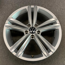 Laden Sie das Bild in den Galerie-Viewer, 4x Alufelge 18 Zoll 7.0" 5x112 43ET Glanz Silber 5NA601025M VW Tiguan Rim Wheel FEL1377456770om