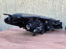Laden Sie das Bild in den Galerie-Viewer, Frontscheinwerfer Toyota Yaris Ein Satz Scheinwerfer Headlight SCH9924022483lk