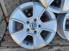 Laden Sie das Bild in den Galerie-Viewer, 1x Alufelge 16 Zoll 6.5&quot; 5x120 62ET Glanz Silber 2H0071496 VW Amarok Rim Wheel