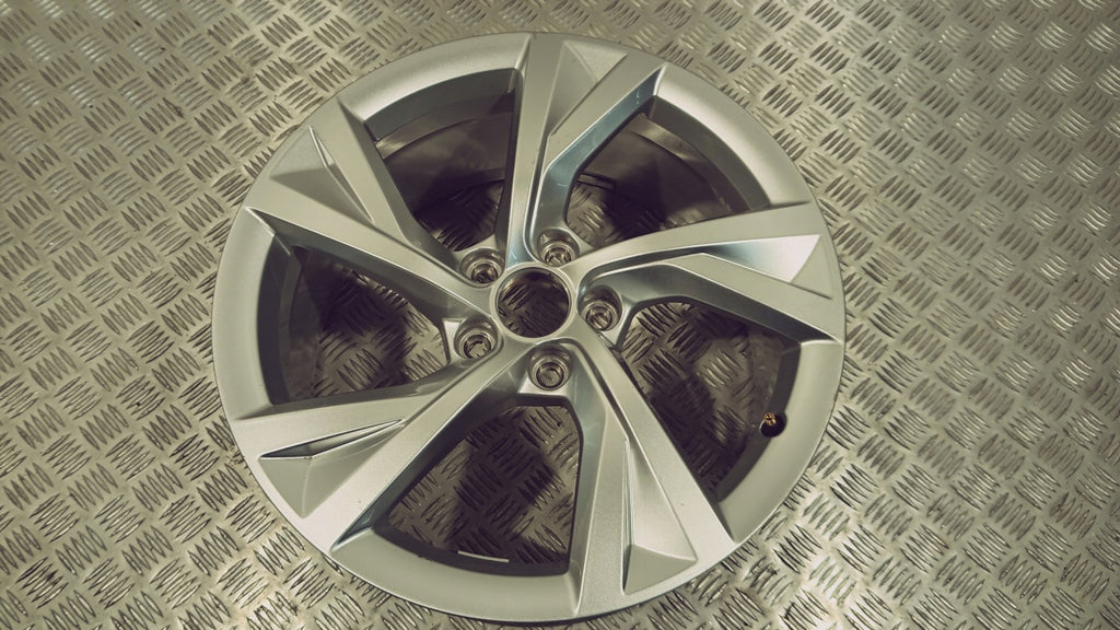 1x Alufelge 18 Zoll 8.0" 5x112 40ET Glanz Silber 8W0601025EJ Audi A4 B9 FEL8732081167op
