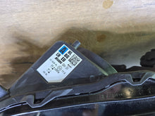 Laden Sie das Bild in den Galerie-Viewer, Frontscheinwerfer Toyota Aygo X Links Scheinwerfer Headlight SCH8957887326uu